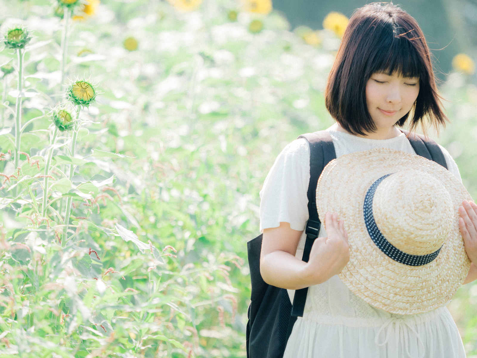 自然の香りを楽しむ女性