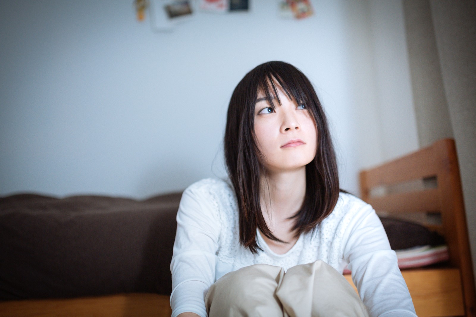 考える女性